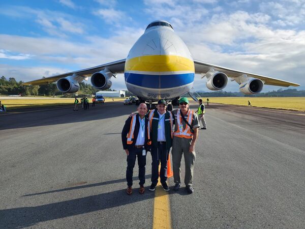 A bordo de avión Antonov llegó compuerta para Hidroituango
A bordo de avión Antonov llegó compuerta para Hidroituango
Fecha: 27 Jun 2023 
Para descargar esta fotografía en alta resolución, haga clic sobre la imagen hasta que la misma se despliegue en la pantalla completa; luego dé clic derecho y elija la opción "guardar imagen como". 
En caso de publicación por cualquier medio, solicitamos acompañarla del crédito: "Foto EPM"

