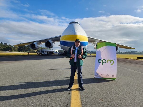 A bordo de avión Antonov llegó compuerta para Hidroituango
A bordo de avión Antonov llegó compuerta para Hidroituango
Fecha: 27 Jun 2023 
Para descargar esta fotografía en alta resolución, haga clic sobre la imagen hasta que la misma se despliegue en la pantalla completa; luego dé clic derecho y elija la opción "guardar imagen como". 
En caso de publicación por cualquier medio, solicitamos acompañarla del crédito: "Foto EPM"

