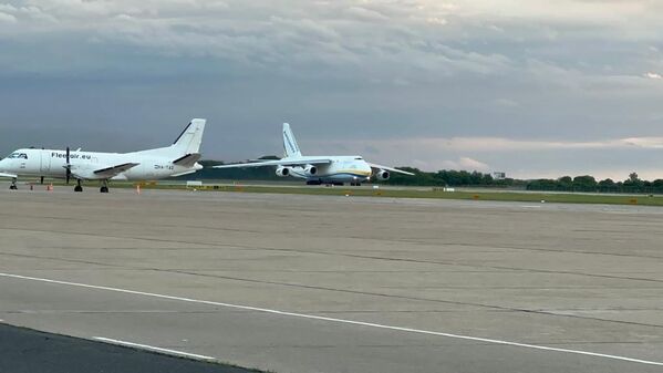A bordo de avión Antonov llegó compuerta para Hidroituango
Fecha: 27 Jun 2023 
Para descargar esta fotografía en alta resolución, haga clic sobre la imagen hasta que la misma se despliegue en la pantalla completa; luego dé clic derecho y elija la opción "guardar imagen como". 
En caso de publicación por cualquier medio, solicitamos acompañarla del crédito: "Foto EPM"

