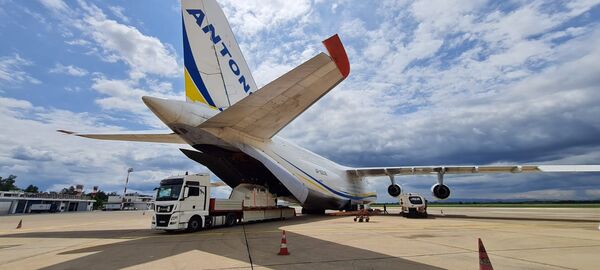 A bordo de avión Antonov llegó compuerta para Hidroituango
A bordo de avión Antonov llegó compuerta para Hidroituango
Fecha: 27 Jun 2023 
Para descargar esta fotografía en alta resolución, haga clic sobre la imagen hasta que la misma se despliegue en la pantalla completa; luego dé clic derecho y elija la opción "guardar imagen como". 
En caso de publicación por cualquier medio, solicitamos acompañarla del crédito: "Foto EPM"

