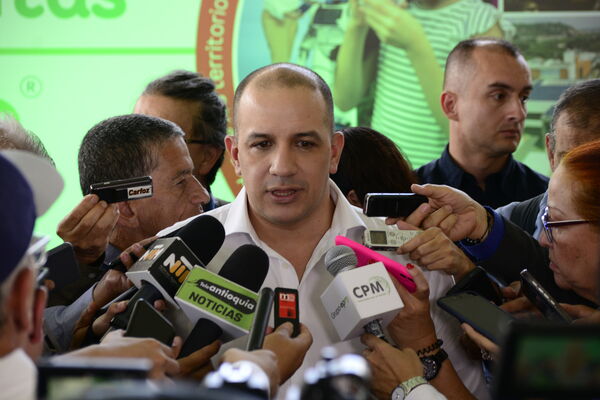 Rendición de Cuentas   
Rendición de Cuentas   
Fecha: 2023 May 11
Para descargar esta fotografía en alta resolución, haga clic sobre la imagen hasta que la misma se despliegue en la pantalla completa; luego dé clic derecho y elija la opción "guardar imagen como".
En caso de publicación por cualquier medio, solicitamos acompañarla del crédito: "Foto EPM"
Palabras clave: Rendición Cuentas