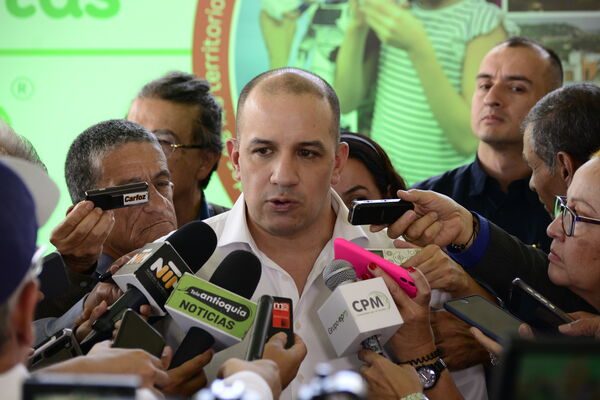 Rendición de Cuentas   
Rendición de Cuentas   
Fecha: 2023 May 11
Para descargar esta fotografía en alta resolución, haga clic sobre la imagen hasta que la misma se despliegue en la pantalla completa; luego dé clic derecho y elija la opción "guardar imagen como".
En caso de publicación por cualquier medio, solicitamos acompañarla del crédito: "Foto EPM"
Palabras clave: Rendición Cuentas