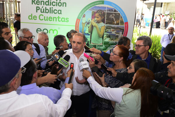 Rendición de Cuentas   
Rendición de Cuentas   
Fecha: 2023 May 11
Para descargar esta fotografía en alta resolución, haga clic sobre la imagen hasta que la misma se despliegue en la pantalla completa; luego dé clic derecho y elija la opción "guardar imagen como".
En caso de publicación por cualquier medio, solicitamos acompañarla del crédito: "Foto EPM"
Palabras clave: Rendición Cuentas