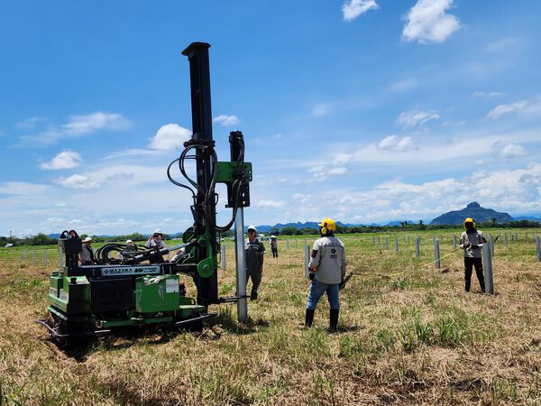  Parque Solar Tepuy avance obras 62 %
Parque Solar Tepuy avance obras 62 %
Fecha: 2 de noviembre 2023

Para descargar esta fotografía en alta resolución, haga clic sobre la imagen hasta que la misma se despliegue en la pantalla completa; luego dé clic derecho y elija la opción "guardar imagen como"

En caso de publicación por cualquier medio, solicitamos acompañarla del crédito: "Foto EPM"  
Palabras clave: Parque Solar Tepuy avance obras 62 %