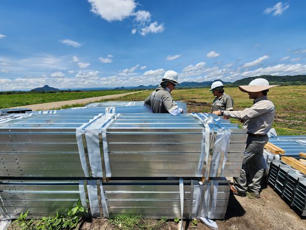  Parque Solar Tepuy avance obras 62 %
Parque Solar Tepuy avance obras 62 %
Fecha: 2 de noviembre 2023

Para descargar esta fotografía en alta resolución, haga clic sobre la imagen hasta que la misma se despliegue en la pantalla completa; luego dé clic derecho y elija la opción "guardar imagen como"

En caso de publicación por cualquier medio, solicitamos acompañarla del crédito: "Foto EPM"  
Palabras clave: Parque Solar Tepuy avance obras 62 %