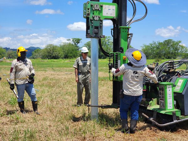  Parque Solar Tepuy avance obras 62 %
Parque Solar Tepuy avance obras 62 %
Fecha: 2 de noviembre 2023

Para descargar esta fotografía en alta resolución, haga clic sobre la imagen hasta que la misma se despliegue en la pantalla completa; luego dé clic derecho y elija la opción "guardar imagen como"

En caso de publicación por cualquier medio, solicitamos acompañarla del crédito: "Foto EPM"  
Palabras clave: Parque Solar Tepuy avance obras 62 %