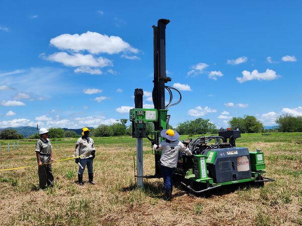  Parque Solar Tepuy avance obras 62 %
Parque Solar Tepuy avance obras 62 %
Fecha: 2 de noviembre 2023

Para descargar esta fotografía en alta resolución, haga clic sobre la imagen hasta que la misma se despliegue en la pantalla completa; luego dé clic derecho y elija la opción "guardar imagen como"

En caso de publicación por cualquier medio, solicitamos acompañarla del crédito: "Foto EPM"  
Palabras clave: Parque Solar Tepuy avance obras 62 %