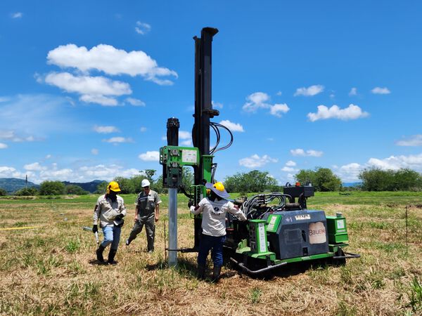  Parque Solar Tepuy avance obras 62 %
Parque Solar Tepuy avance obras 62 %
Fecha: 2 de noviembre 2023

Para descargar esta fotografía en alta resolución, haga clic sobre la imagen hasta que la misma se despliegue en la pantalla completa; luego dé clic derecho y elija la opción "guardar imagen como"

En caso de publicación por cualquier medio, solicitamos acompañarla del crédito: "Foto EPM"  
Palabras clave: Parque Solar Tepuy avance obras 62 %
