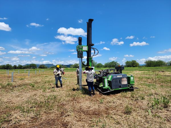  Parque Solar Tepuy avance obras 62 %
Parque Solar Tepuy avance obras 62 %
Fecha: 2 de noviembre 2023

Para descargar esta fotografía en alta resolución, haga clic sobre la imagen hasta que la misma se despliegue en la pantalla completa; luego dé clic derecho y elija la opción "guardar imagen como"

En caso de publicación por cualquier medio, solicitamos acompañarla del crédito: "Foto EPM"  
Palabras clave: Parque Solar Tepuy avance obras 62 %