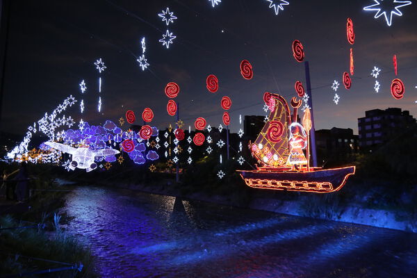 Alumbrados Navideños 2023 Parques del Río
Alumbrados Navideños 2023 Parques del Río
Fecha: 26 Noviembre 2023
Para descargar esta fotografía en alta resolución, haga clic sobre la imagen hasta que la misma se despliegue en la pantalla completa; luego dé clic derecho y elija la opción "guardar imagen como". 
En caso de publicación por cualquier medio, solicitamos acompañarla del crédito: "Foto EPM"
Palabras clave: Alumbrados Navideños 2023 Parques del Río