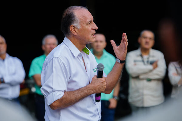 Acto Bienvenida nuevo gerente general 2024.
Acto Bienvenida nuevo gerente general 2024.
Fecha: 02 Enero 2024. 
Para descargar esta fotografía en alta resolución, haga clic sobre la imagen hasta que la misma se despliegue en la pantalla completa; luego dé clic derecho y elija la opción "guardar imagen como". 
En caso de publicación por cualquier medio, solicitamos acompañarla del crédito: "Foto EPM"
Palabras clave: John Maya nuevo gerente bienvenida acto bienvenida naturalmente recibimiento gerente desayuno gerente