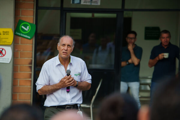 Acto Bienvenida nuevo gerente general 2024.
Acto Bienvenida nuevo gerente general 2024.
Fecha: 02 Enero 2024. 
Para descargar esta fotografía en alta resolución, haga clic sobre la imagen hasta que la misma se despliegue en la pantalla completa; luego dé clic derecho y elija la opción "guardar imagen como". 
En caso de publicación por cualquier medio, solicitamos acompañarla del crédito: "Foto EPM"
Palabras clave: John Maya nuevo gerente bienvenida acto bienvenida naturalmente recibimiento gerente desayuno gerente