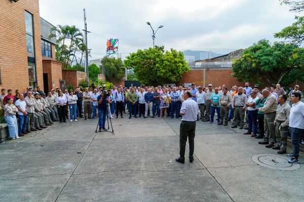 Acto Bienvenida nuevo gerente general 2024.
Acto Bienvenida nuevo gerente general 2024.
Fecha: 02 Enero 2024. 
Para descargar esta fotografía en alta resolución, haga clic sobre la imagen hasta que la misma se despliegue en la pantalla completa; luego dé clic derecho y elija la opción "guardar imagen como". 
En caso de publicación por cualquier medio, solicitamos acompañarla del crédito: "Foto EPM"
Palabras clave: John Maya nuevo gerente bienvenida acto bienvenida naturalmente recibimiento gerente desayuno gerente
