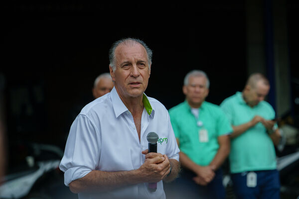 Acto Bienvenida nuevo gerente general 2024.
Acto Bienvenida nuevo gerente general 2024.
Fecha: 02 Enero 2024. 
Para descargar esta fotografía en alta resolución, haga clic sobre la imagen hasta que la misma se despliegue en la pantalla completa; luego dé clic derecho y elija la opción "guardar imagen como". 
En caso de publicación por cualquier medio, solicitamos acompañarla del crédito: "Foto EPM"
Palabras clave: John Maya nuevo gerente bienvenida acto bienvenida naturalmente recibimiento gerente desayuno gerente