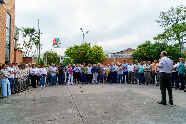 Acto Bienvenida nuevo gerente general 2024.
Acto Bienvenida nuevo gerente general 2024.
Fecha: 02 Enero 2024. 
Para descargar esta fotografía en alta resolución, haga clic sobre la imagen hasta que la misma se despliegue en la pantalla completa; luego dé clic derecho y elija la opción "guardar imagen como". 
En caso de publicación por cualquier medio, solicitamos acompañarla del crédito: "Foto EPM"
Palabras clave: John Maya nuevo gerente bienvenida acto bienvenida naturalmente recibimiento gerente desayuno gerente