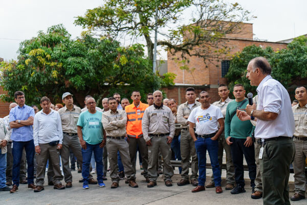 Acto Bienvenida nuevo gerente general 2024.
Acto Bienvenida nuevo gerente general 2024.
Fecha: 02 Enero 2024. 
Para descargar esta fotografía en alta resolución, haga clic sobre la imagen hasta que la misma se despliegue en la pantalla completa; luego dé clic derecho y elija la opción "guardar imagen como". 
En caso de publicación por cualquier medio, solicitamos acompañarla del crédito: "Foto EPM"
Palabras clave: John Maya nuevo gerente bienvenida acto bienvenida naturalmente recibimiento gerente desayuno gerente