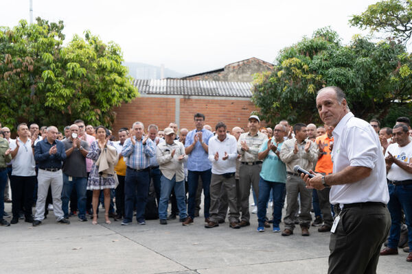 Acto Bienvenida nuevo gerente general 2024.
Acto Bienvenida nuevo gerente general 2024.
Fecha: 02 Enero 2024. 
Para descargar esta fotografía en alta resolución, haga clic sobre la imagen hasta que la misma se despliegue en la pantalla completa; luego dé clic derecho y elija la opción "guardar imagen como". 
En caso de publicación por cualquier medio, solicitamos acompañarla del crédito: "Foto EPM"
Palabras clave: John Maya nuevo gerente bienvenida acto bienvenida naturalmente recibimiento gerente desayuno gerente