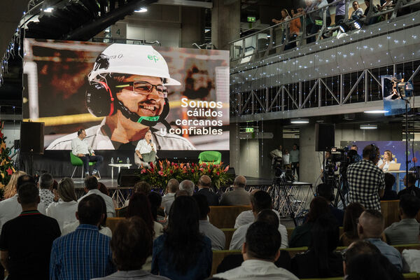 Acto Bienvenida nuevo gerente general 2024.
Acto Bienvenida nuevo gerente general 2024.
Fecha: 02 Enero 2024. 
Para descargar esta fotografía en alta resolución, haga clic sobre la imagen hasta que la misma se despliegue en la pantalla completa; luego dé clic derecho y elija la opción "guardar imagen como". 
En caso de publicación por cualquier medio, solicitamos acompañarla del crédito: "Foto EPM"
Palabras clave: John Maya nuevo gerente bienvenida acto bienvenida naturalmente recibimiento gerente desayuno gerente