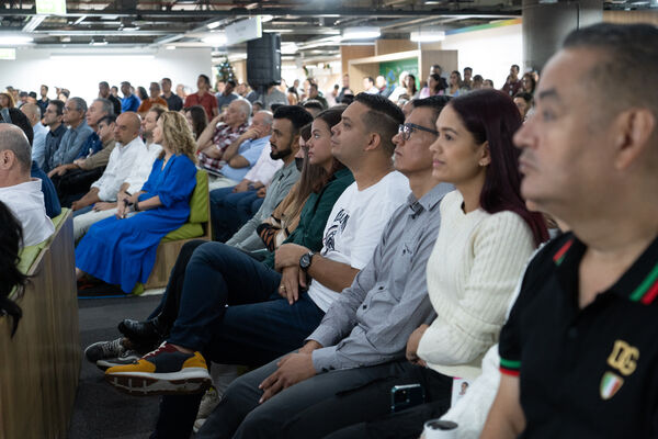Acto Bienvenida nuevo gerente general 2024.
Acto Bienvenida nuevo gerente general 2024.
Fecha: 02 Enero 2024. 
Para descargar esta fotografía en alta resolución, haga clic sobre la imagen hasta que la misma se despliegue en la pantalla completa; luego dé clic derecho y elija la opción "guardar imagen como". 
En caso de publicación por cualquier medio, solicitamos acompañarla del crédito: "Foto EPM"
Palabras clave: John Maya nuevo gerente bienvenida acto bienvenida naturalmente recibimiento gerente desayuno gerente