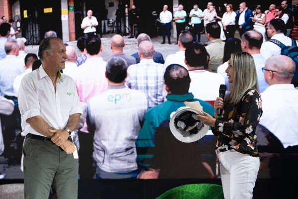 Acto Bienvenida nuevo gerente general 2024.
Acto Bienvenida nuevo gerente general 2024.
Fecha: 02 Enero 2024. 
Para descargar esta fotografía en alta resolución, haga clic sobre la imagen hasta que la misma se despliegue en la pantalla completa; luego dé clic derecho y elija la opción "guardar imagen como". 
En caso de publicación por cualquier medio, solicitamos acompañarla del crédito: "Foto EPM"
Palabras clave: John Maya nuevo gerente bienvenida acto bienvenida naturalmente recibimiento gerente desayuno gerente