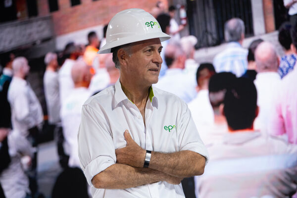 Acto Bienvenida nuevo gerente general 2024.
Acto Bienvenida nuevo gerente general 2024.
Fecha: 02 Enero 2024. 
Para descargar esta fotografía en alta resolución, haga clic sobre la imagen hasta que la misma se despliegue en la pantalla completa; luego dé clic derecho y elija la opción "guardar imagen como". 
En caso de publicación por cualquier medio, solicitamos acompañarla del crédito: "Foto EPM"
Palabras clave: John Maya nuevo gerente bienvenida acto bienvenida naturalmente recibimiento gerente desayuno gerente