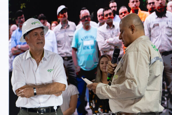 Acto Bienvenida nuevo gerente general 2024.
Acto Bienvenida nuevo gerente general 2024.
Fecha: 02 Enero 2024. 
Para descargar esta fotografía en alta resolución, haga clic sobre la imagen hasta que la misma se despliegue en la pantalla completa; luego dé clic derecho y elija la opción "guardar imagen como". 
En caso de publicación por cualquier medio, solicitamos acompañarla del crédito: "Foto EPM"
Palabras clave: John Maya nuevo gerente bienvenida acto bienvenida naturalmente recibimiento gerente desayuno gerente