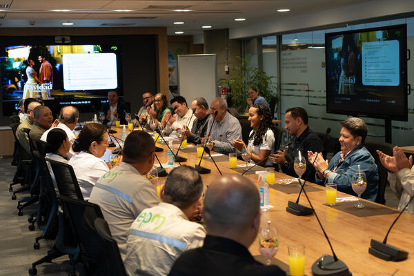 Acto Bienvenida nuevo gerente general 2024.
Acto Bienvenida nuevo gerente general 2024.
Fecha: 02 Enero 2024. 
Para descargar esta fotografía en alta resolución, haga clic sobre la imagen hasta que la misma se despliegue en la pantalla completa; luego dé clic derecho y elija la opción "guardar imagen como". 
En caso de publicación por cualquier medio, solicitamos acompañarla del crédito: "Foto EPM"
Palabras clave: John Maya nuevo gerente bienvenida acto bienvenida naturalmente recibimiento gerente desayuno gerente