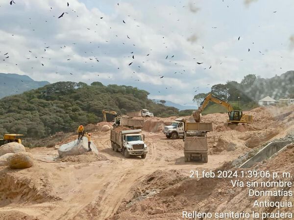 Relleno sanitario La Pradera Emvarias
Relleno sanitario La Pradera Emvarias
Fecha: 21 de febrero de 2024
Para descargar esta fotografía en alta resolución, haga clic sobre la imagen hasta que la misma se despliegue en la pantalla completa; luego dé clic derecho y elija la opción "guardar imagen como". 
En caso de publicación por cualquier medio, solicitamos acompañarla del crédito: "Foto EPM"
Palabras clave: Relleno sanitario La Pradera Emvarias