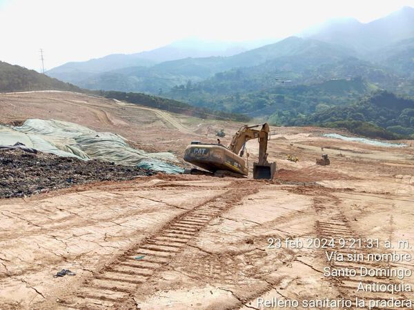 Relleno sanitario La Pradera Emvarias
Relleno sanitario La Pradera Emvarias
Fecha: 21 de febrero de 2024
Para descargar esta fotografía en alta resolución, haga clic sobre la imagen hasta que la misma se despliegue en la pantalla completa; luego dé clic derecho y elija la opción "guardar imagen como". 
En caso de publicación por cualquier medio, solicitamos acompañarla del crédito: "Foto EPM"
Palabras clave: Relleno sanitario La Pradera Emvarias