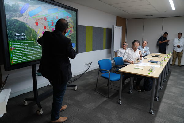    Encuentro autoridades Relleno sanitario La Pradera
 Encuentro autoridades Relleno sanitario La Pradera
Fecha: 26 de febrero de 2024
Para descargar esta fotografía en alta resolución, haga clic sobre la imagen hasta que la misma se despliegue en la pantalla completa; luego dé clic derecho y elija la opción "guardar imagen como". 
En caso de publicación por cualquier medio, solicitamos acompañarla del crédito: "Foto EPM"
Palabras clave: Encuentro autoridades Relleno sanitario La Pradera