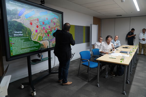    Encuentro autoridades Relleno sanitario La Pradera
 Encuentro autoridades Relleno sanitario La Pradera
Fecha: 26 de febrero de 2024
Para descargar esta fotografía en alta resolución, haga clic sobre la imagen hasta que la misma se despliegue en la pantalla completa; luego dé clic derecho y elija la opción "guardar imagen como". 
En caso de publicación por cualquier medio, solicitamos acompañarla del crédito: "Foto EPM"
Palabras clave: Encuentro autoridades Relleno sanitario La Pradera