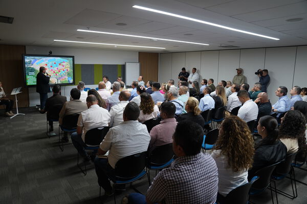    Encuentro autoridades Relleno sanitario La Pradera
 Encuentro autoridades Relleno sanitario La Pradera
Fecha: 26 de febrero de 2024
Para descargar esta fotografía en alta resolución, haga clic sobre la imagen hasta que la misma se despliegue en la pantalla completa; luego dé clic derecho y elija la opción "guardar imagen como". 
En caso de publicación por cualquier medio, solicitamos acompañarla del crédito: "Foto EPM"
Palabras clave: Encuentro autoridades Relleno sanitario La Pradera