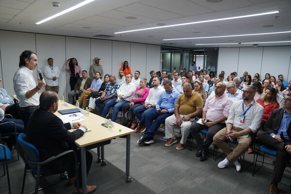    Encuentro autoridades Relleno sanitario La Pradera
 Encuentro autoridades Relleno sanitario La Pradera
Fecha: 26 de febrero de 2024
Para descargar esta fotografía en alta resolución, haga clic sobre la imagen hasta que la misma se despliegue en la pantalla completa; luego dé clic derecho y elija la opción "guardar imagen como". 
En caso de publicación por cualquier medio, solicitamos acompañarla del crédito: "Foto EPM"
Palabras clave: Encuentro autoridades Relleno sanitario La Pradera