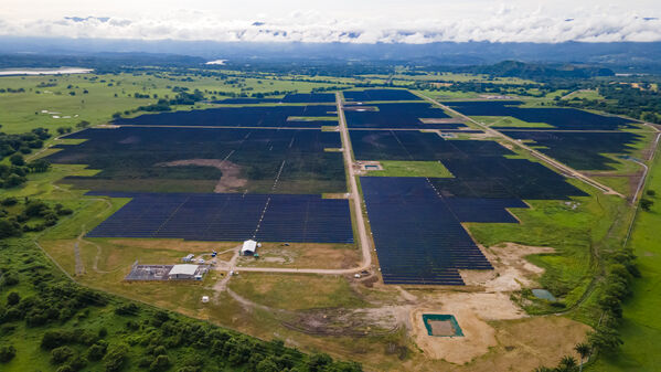 Parque solar fotovoltaico Tepuy
Parque solar fotovoltaico Tepuy
Fecha: 13, 14 Junio 2024
Para descargar esta fotografía en alta resolución, haga clic sobre la imagen hasta que la misma se despliegue en la pantalla completa; luego dé clic derecho y elija la opción "guardar imagen como". 
En caso de publicación por cualquier medio, solicitamos acompañarla del crédito: "Foto EPM"
Palabras clave: Parque solar fotovoltaico Tepuy