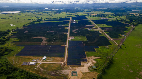 Parque solar fotovoltaico Tepuy
Parque solar fotovoltaico Tepuy
Fecha: 13, 14 Junio 2024
Para descargar esta fotografía en alta resolución, haga clic sobre la imagen hasta que la misma se despliegue en la pantalla completa; luego dé clic derecho y elija la opción "guardar imagen como". 
En caso de publicación por cualquier medio, solicitamos acompañarla del crédito: "Foto EPM"
Palabras clave: Parque solar fotovoltaico Tepuy