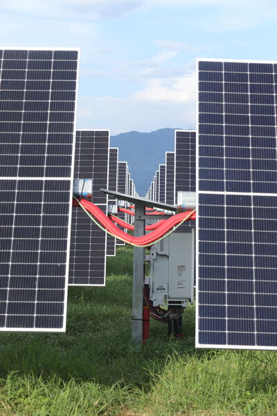 Parque solar fotovoltaico Tepuy
Parque solar fotovoltaico Tepuy
Fecha: 13, 14 Junio 2024
Para descargar esta fotografía en alta resolución, haga clic sobre la imagen hasta que la misma se despliegue en la pantalla completa; luego dé clic derecho y elija la opción "guardar imagen como". 
En caso de publicación por cualquier medio, solicitamos acompañarla del crédito: "Foto EPM"
Palabras clave: Parque solar fotovoltaico Tepuy