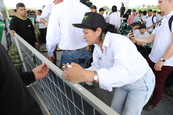 Parque solar fotovoltaico Tepuy
Parque solar fotovoltaico Tepuy
Fecha: 13, 14 Junio 2024
Para descargar esta fotografía en alta resolución, haga clic sobre la imagen hasta que la misma se despliegue en la pantalla completa; luego dé clic derecho y elija la opción "guardar imagen como". 
En caso de publicación por cualquier medio, solicitamos acompañarla del crédito: "Foto EPM"
Palabras clave: Parque solar fotovoltaico Tepuy