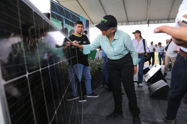 Parque solar fotovoltaico Tepuy
Parque solar fotovoltaico Tepuy
Fecha: 13, 14 Junio 2024
Para descargar esta fotografía en alta resolución, haga clic sobre la imagen hasta que la misma se despliegue en la pantalla completa; luego dé clic derecho y elija la opción "guardar imagen como". 
En caso de publicación por cualquier medio, solicitamos acompañarla del crédito: "Foto EPM"
Palabras clave: Parque solar fotovoltaico Tepuy
