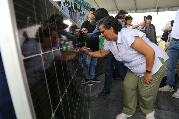 Parque solar fotovoltaico Tepuy
Parque solar fotovoltaico Tepuy
Fecha: 13, 14 Junio 2024
Para descargar esta fotografía en alta resolución, haga clic sobre la imagen hasta que la misma se despliegue en la pantalla completa; luego dé clic derecho y elija la opción "guardar imagen como". 
En caso de publicación por cualquier medio, solicitamos acompañarla del crédito: "Foto EPM"
Palabras clave: Parque solar fotovoltaico Tepuy