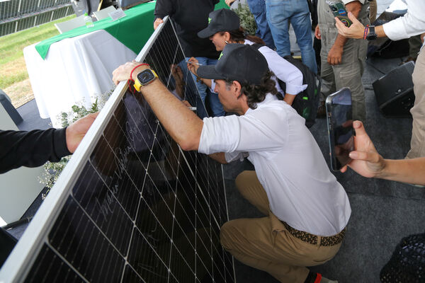 Parque solar fotovoltaico Tepuy
Parque solar fotovoltaico Tepuy
Fecha: 13, 14 Junio 2024
Para descargar esta fotografía en alta resolución, haga clic sobre la imagen hasta que la misma se despliegue en la pantalla completa; luego dé clic derecho y elija la opción "guardar imagen como". 
En caso de publicación por cualquier medio, solicitamos acompañarla del crédito: "Foto EPM"
Palabras clave: Parque solar fotovoltaico Tepuy