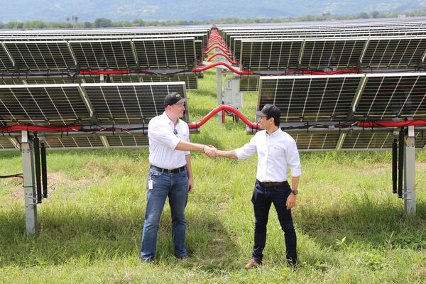 Parque solar fotovoltaico Tepuy
Parque solar fotovoltaico Tepuy
Fecha: 13, 14 Junio 2024
Para descargar esta fotografía en alta resolución, haga clic sobre la imagen hasta que la misma se despliegue en la pantalla completa; luego dé clic derecho y elija la opción "guardar imagen como". 
En caso de publicación por cualquier medio, solicitamos acompañarla del crédito: "Foto EPM"
Palabras clave: Parque solar fotovoltaico Tepuy