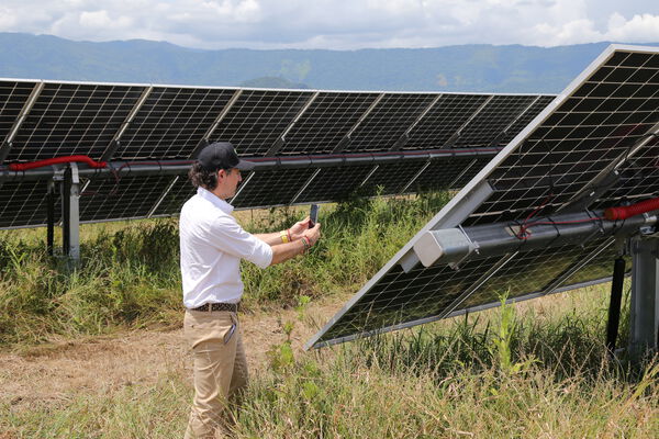 Parque solar fotovoltaico Tepuy
Parque solar fotovoltaico Tepuy
Fecha: 13, 14 Junio 2024
Para descargar esta fotografía en alta resolución, haga clic sobre la imagen hasta que la misma se despliegue en la pantalla completa; luego dé clic derecho y elija la opción "guardar imagen como". 
En caso de publicación por cualquier medio, solicitamos acompañarla del crédito: "Foto EPM"
Palabras clave: Parque solar fotovoltaico Tepuy