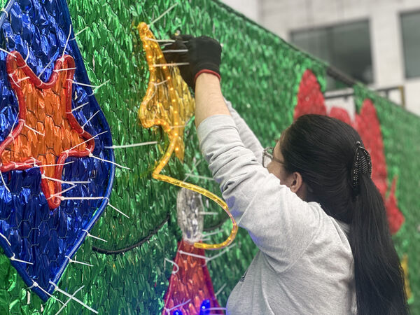 Encendamos la alegría 2024
Fecha: 30 de mayo de 2024
Para descargar esta fotografía en alta resolución, haga clic sobre la imagen hasta que la misma se despliegue en la pantalla completa; luego dé clic derecho y elija la opción "guardar imagen como". 
En caso de publicación por cualquier medio, solicitamos acompañarla del crédito: "Foto EPM"
Palabras clave: Alumbrado público, alumbrado, alumbrado 2024, Navidad,