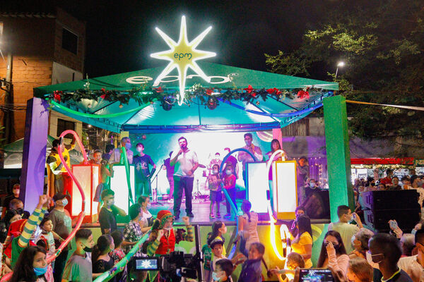 Encendido de Alumbrados Navideños en Copacabana 
Encendido de alumbrados Navideños Copacabana 
Fecha: Noviembre 30 de 2021
Para descargar esta fotografía en alta resolución, haga clic sobre la imagen hasta que la misma se despliegue en la pantalla completa; luego dé clic derecho y elija la opción "guardar imagen como". 
En caso de publicación por cualquier medio, solicitamos acompañarla del crédito: "Foto EPM"
Palabras clave: Encendido alumbrados Navideños Copacabana