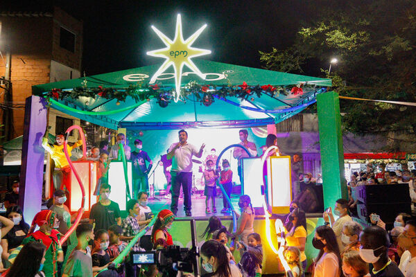 Encendido de Alumbrados Navideños en Copacabana 
Encendido de alumbrados Navideños Copacabana 
Fecha: Noviembre 30 de 2021
Para descargar esta fotografía en alta resolución, haga clic sobre la imagen hasta que la misma se despliegue en la pantalla completa; luego dé clic derecho y elija la opción "guardar imagen como". 
En caso de publicación por cualquier medio, solicitamos acompañarla del crédito: "Foto EPM"
Palabras clave: Encendido alumbrados Navideños Copacabana