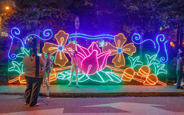 Encendido de Alumbrados Navideños en Copacabana 
Encendido de alumbrados Navideños Copacabana 
Fecha: Noviembre 30 de 2021
Para descargar esta fotografía en alta resolución, haga clic sobre la imagen hasta que la misma se despliegue en la pantalla completa; luego dé clic derecho y elija la opción "guardar imagen como". 
En caso de publicación por cualquier medio, solicitamos acompañarla del crédito: "Foto EPM"
Palabras clave: Encendido alumbrados Navideños Copacabana