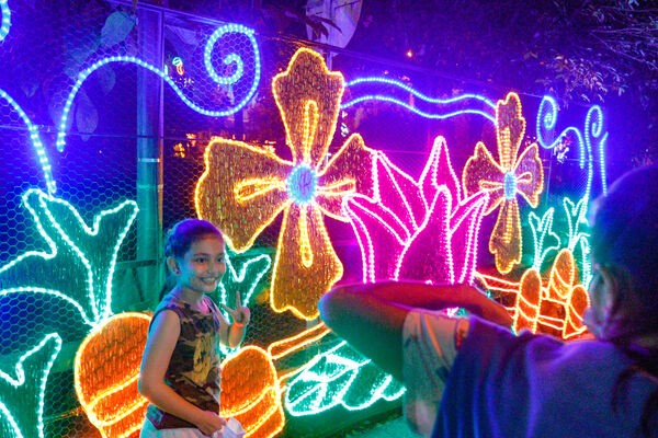 Encendido de Alumbrados Navideños en Copacabana 
Encendido de alumbrados Navideños Copacabana 
Fecha: Noviembre 30 de 2021
Para descargar esta fotografía en alta resolución, haga clic sobre la imagen hasta que la misma se despliegue en la pantalla completa; luego dé clic derecho y elija la opción "guardar imagen como". 
En caso de publicación por cualquier medio, solicitamos acompañarla del crédito: "Foto EPM"
Palabras clave: Encendido alumbrados Navideños Copacabana