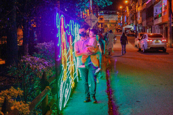 Encendido de Alumbrados Navideños en Copacabana 
Encendido de alumbrados Navideños Copacabana 
Fecha: Noviembre 30 de 2021
Para descargar esta fotografía en alta resolución, haga clic sobre la imagen hasta que la misma se despliegue en la pantalla completa; luego dé clic derecho y elija la opción "guardar imagen como". 
En caso de publicación por cualquier medio, solicitamos acompañarla del crédito: "Foto EPM"
Palabras clave: Encendido alumbrados Navideños Copacabana