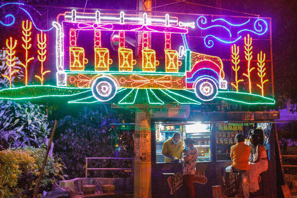 Encendido de Alumbrados Navideños en Copacabana 
Encendido de alumbrados Navideños Copacabana 
Fecha: Noviembre 30 de 2021
Para descargar esta fotografía en alta resolución, haga clic sobre la imagen hasta que la misma se despliegue en la pantalla completa; luego dé clic derecho y elija la opción "guardar imagen como". 
En caso de publicación por cualquier medio, solicitamos acompañarla del crédito: "Foto EPM"
Palabras clave: Encendido alumbrados Navideños Copacabana