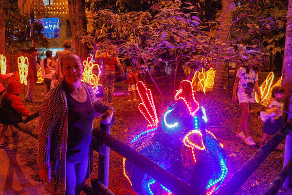 Encendido de Alumbrados Navideños en Copacabana 
Encendido de alumbrados Navideños Copacabana 
Fecha: Noviembre 30 de 2021
Para descargar esta fotografía en alta resolución, haga clic sobre la imagen hasta que la misma se despliegue en la pantalla completa; luego dé clic derecho y elija la opción "guardar imagen como". 
En caso de publicación por cualquier medio, solicitamos acompañarla del crédito: "Foto EPM"
Palabras clave: Encendido alumbrados Navideños Copacabana